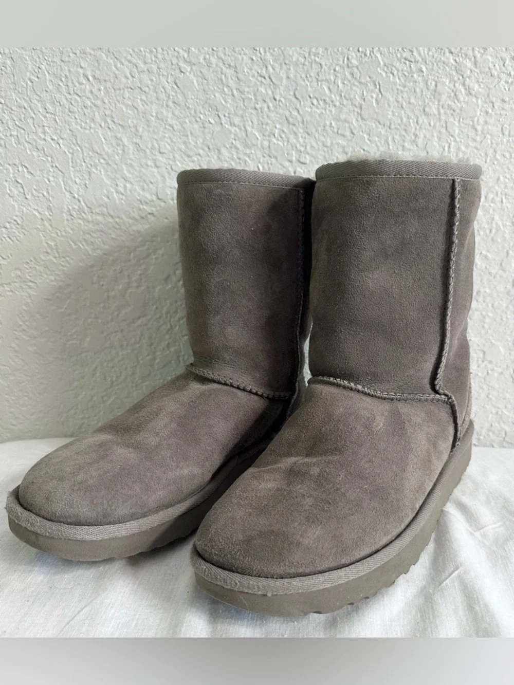 UGG Classic Short‎ Boots Gray Suede Sheepskin Lined Women’s Size 6